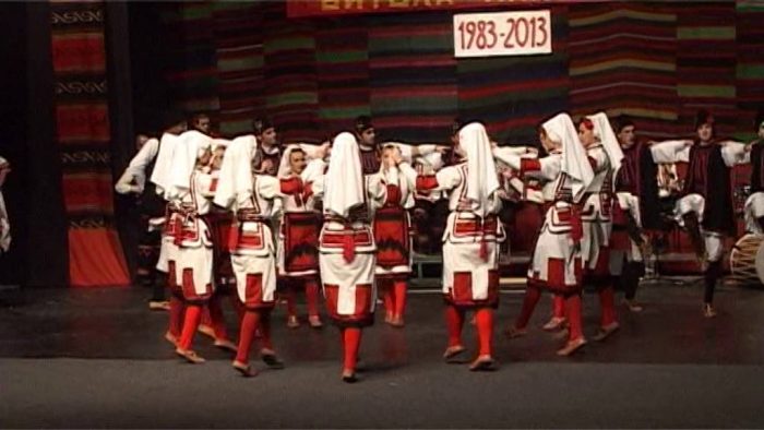 НА ДЕНЕШЕН ДЕН: И оро одиграа и пак виза не добија, па во знак на протест ансамблот Гоце Делчев направи концерт пред амбасадата