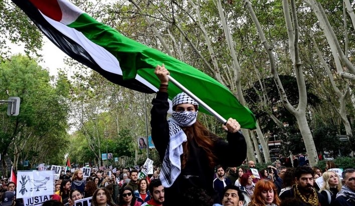 ПРОПАЛЕСТИНСКИ ПРОТЕСТИ: Во Мадрид излегоа илјадници веејќи палестинско знаме