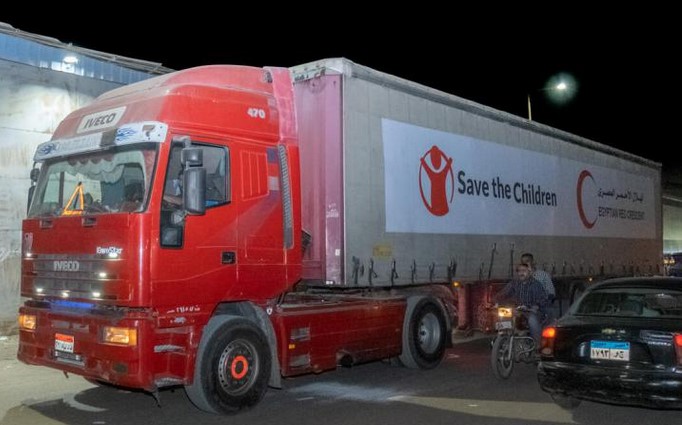ХУМАНИТАРНА ОРГАНИЗАЦИЈА: Камион со 45.000 шишиња вода ја преминува границата во Газа