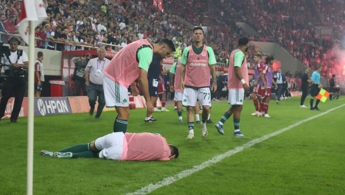 Дербито меѓу Олимпијакос и Панатинаикос прекинато, навивачите повредиле резервен фудбалер на гостинскиот тим