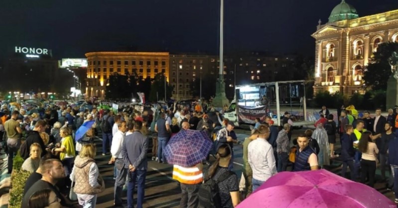 Неколку стотини граѓани на протестот на опозицијата во Белград