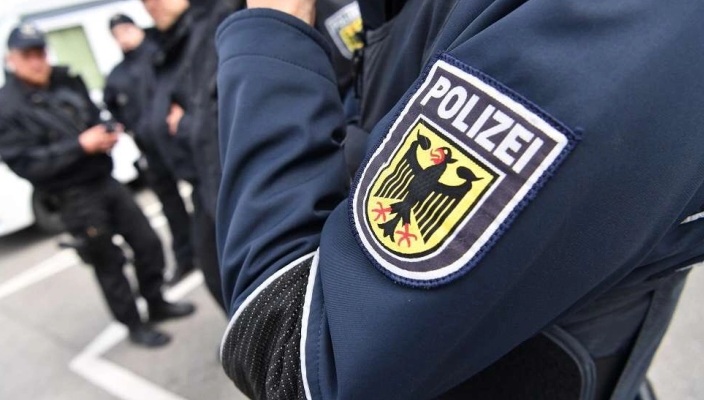 БИЛД: Германската полиција синоќа извршила претрес во катедралата во Келн поради закана од напад на новогодишната ноќ