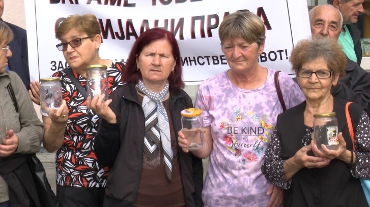 Пензионери со празни тегли за зимница протестираа во Штип
