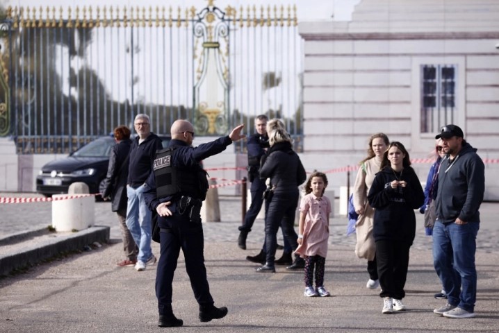 Нова евакуација на Версајската палата поради анонимна закана за бомба