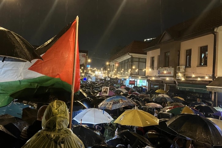 НА СЕКОИ 10 МИНУТИ ГИНЕ ПО ЕДНО ДЕТЕ: Протестен марш во Скопје за поддршка на палестинскиот народ во Газа