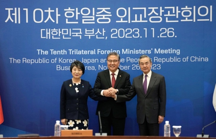 ОБНОВА НА СОРАБОТКАТА НА ИСТОКОТ: Министрите за надворешни на Јужна Кореја, Кина и Јапонија се сретнаа во Бусан