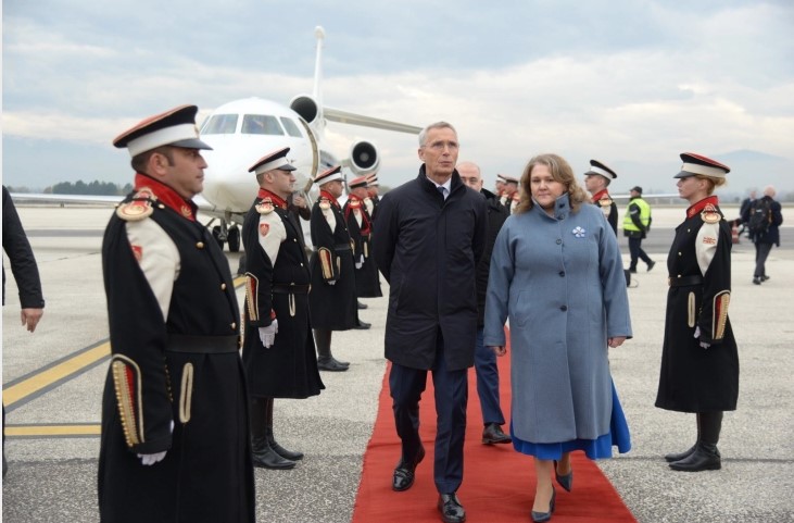 Столтенберг пристигна во Скопје, го пречека Петровска