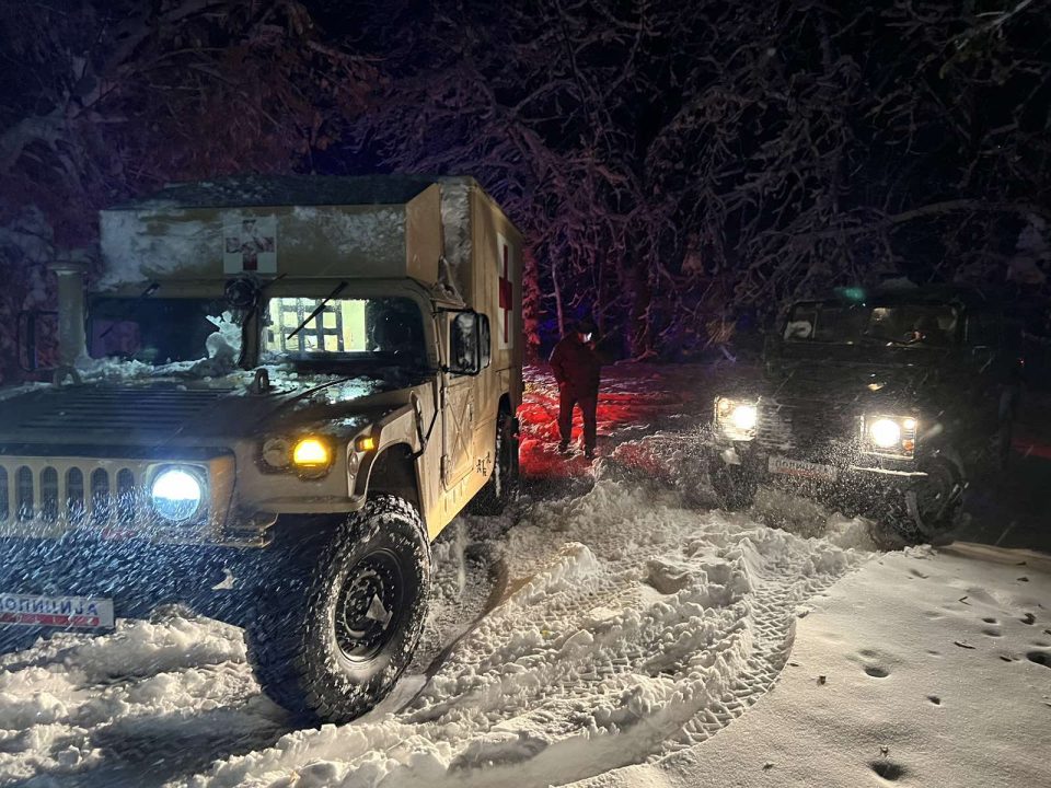 ВМРО-ДПМНЕ: Македонија ја парализира првиот снег, а пред некој ден директорот на „Македонија пат“ рече забавата може да почне