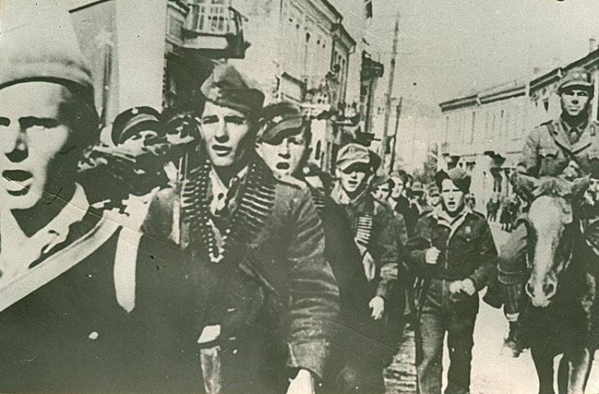 НА ДЕНЕШЕН ДЕН: Македонските борци ја ослободија Битола од бугарскиот, германскиот и италијанскиот фашистички окупатор
