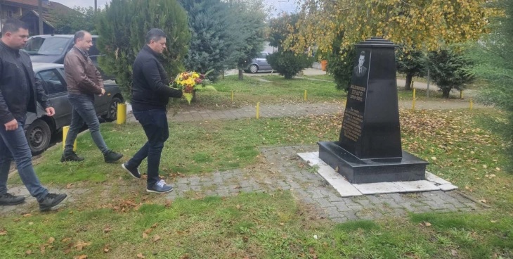 ПОЧИТ ЗА БРАНИТЕЛИТЕ НА МАКЕДОНИЈА: Цвеќе за бранителот Драго Маневски, кој загина на денешен ден во 2001-ва во Требош