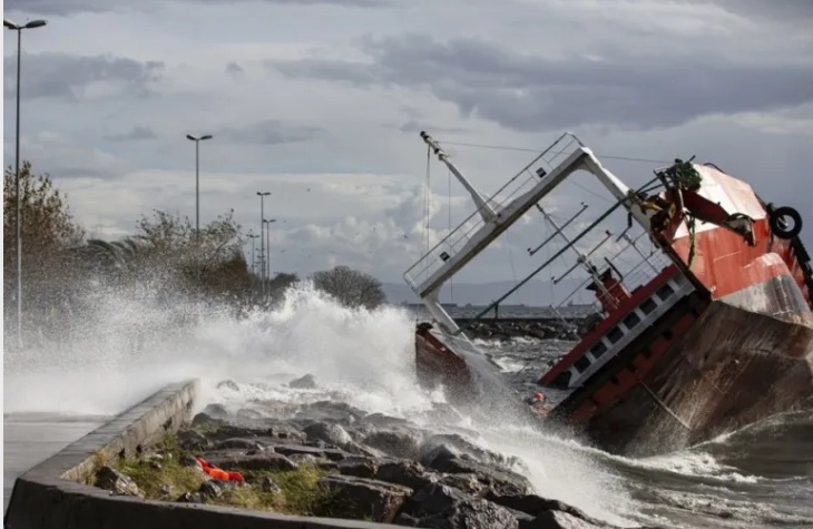 БРОДОЛОМ ВО ЦРНОТО МОРЕ: Потона турски товарен брод со 12 членови на екипажот во вчерашното невреме покрај турскиот брег