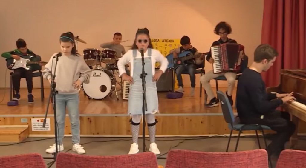 (видео) ЗВУЧЕН БРАН: Деца со оштетен вид ја пеат Македонско девојче и веруваат дека еден ден ќе настапат пред многу публика