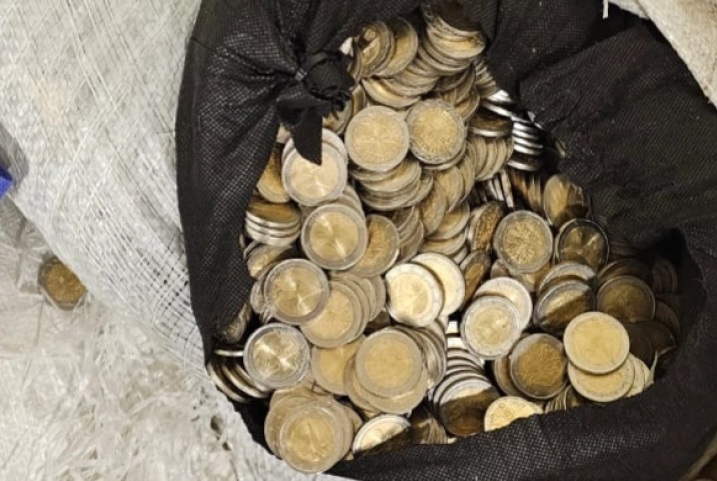 АПСЕЊЕ ВО КОСОВО: Уапсени 6 лица, од кои 3 се од Македонија, кај кои се најдени вреќи со фалсификувани 85.000 евра во монети од 2 евра