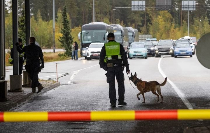 Финска затвора четири гранични премини со Русија за да го намали бранот азиланти