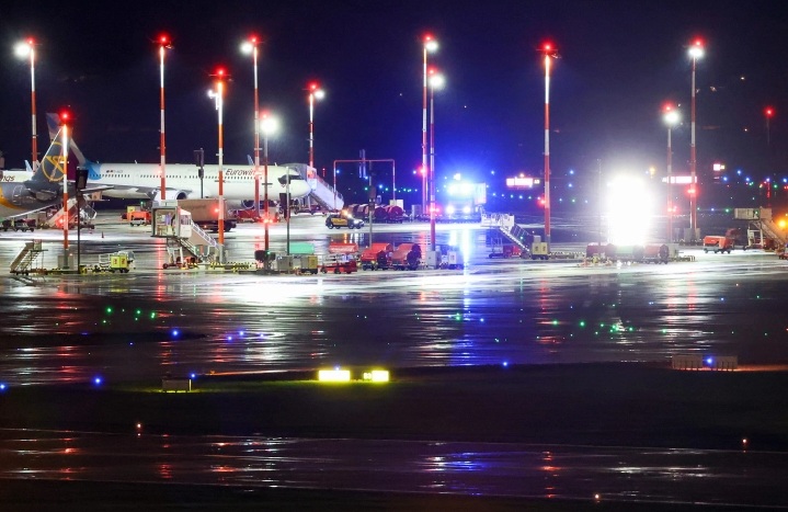 ЗАЛОЖНИЧКА ДРАМА: Аеродромот во Хамбург е затворен откако вооружен маж со автомобил ја пробил оградата и на пистата пукал во воздух