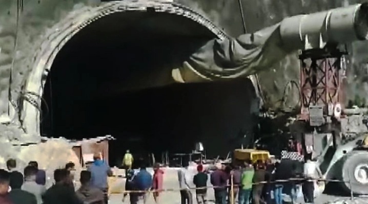 ЗАРОБЕНИ 11 ДЕНА ПОД ЗЕМЈА: Се очекува спасувачите во Индија денеска да ги извадат 41 работник од урнатините на тунелот кој го градеа