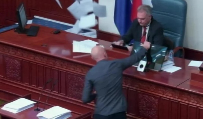 Крмов и Апасиев направија инцидент во Собранието, откорнат микрофонот и мониторот на Мисовски