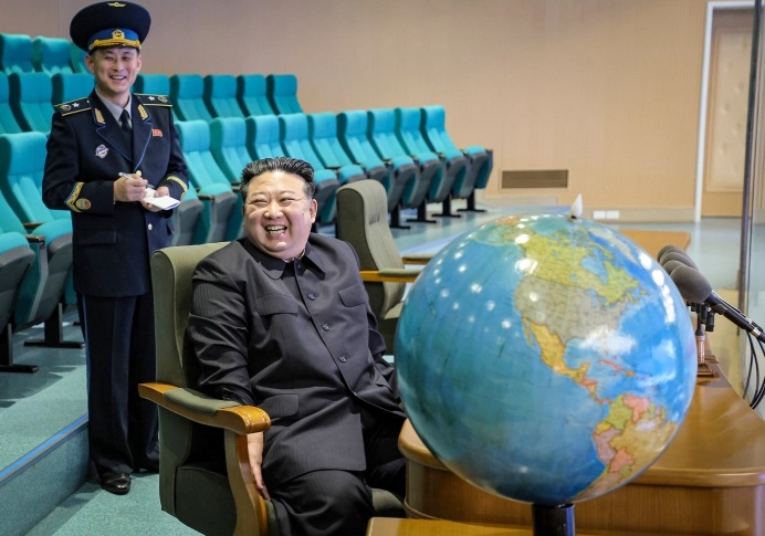 ПЈОНГЈАНГ: Ким прегледал фотографии од Ј. Кореја, од базите Перл Харбор и Хонолулу, што ги снимил новиот шпионски сателит