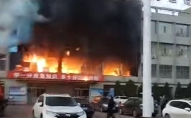 ТРАГИЧЕН ПОЖАР ВО КИНА: Загинаа најмалку 25 луѓе, а 50 се повредени во огнот што зафати 4-катна административна зграда во Шанси