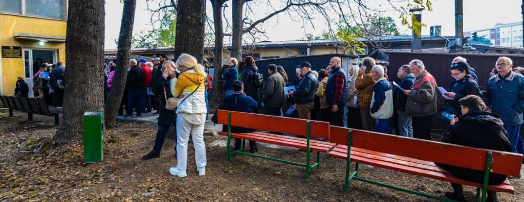 ПУНКТОВИ ЗА „СЕВЕРНА“ БЕЗ ЗАКАЖУВАЊЕ: Колони од граѓани кои чекаат со саати за да извадат документи со името со придавка
