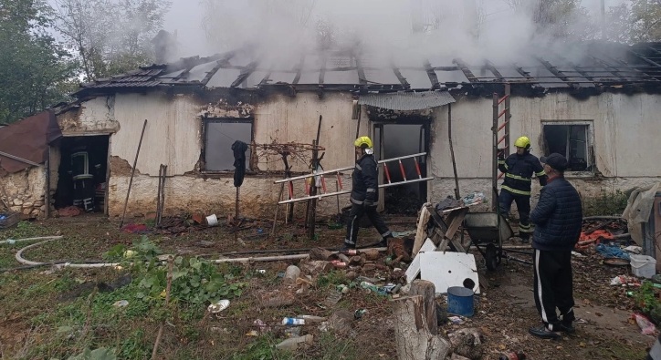 УТРОВО ТРАГИЧЕН ПОЖАР ВО ОХРИДСКО: Едно лице го загуби животот, а две се повредени во запалена куќа во Требеништа