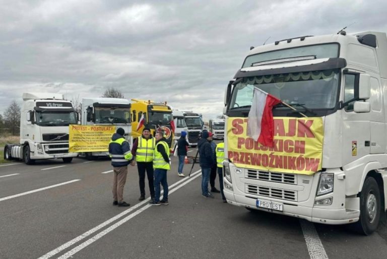 ПОЛСКИ КАМИОНЏИИ ЈА БЛОКИРАА УКРАИНА: Тие бараат повторно воведување ограничувања за влез на украински камиони во Полска