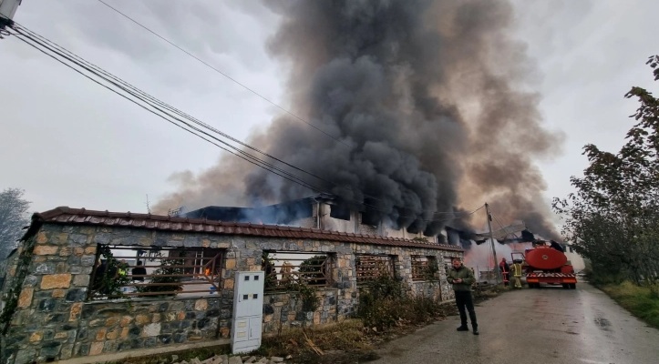Изгореа хемикалии во пожарот во тетовско Фалише, препорака да не се излегува од дома