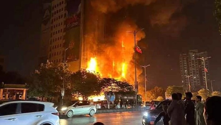 ПАКИСТАН: Загинаа најмалку 9 луѓе во пожарот што утрово избувна во трговски центар во Карачи, причината непозната