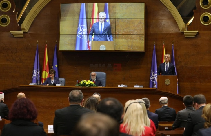 (видео) СТОЛТЕНБЕРГ ВО СОБРАНИЕ: Во вашата земја првпат пробав сладолед и полнети пиперки, кога татко ми работеше во Скопје