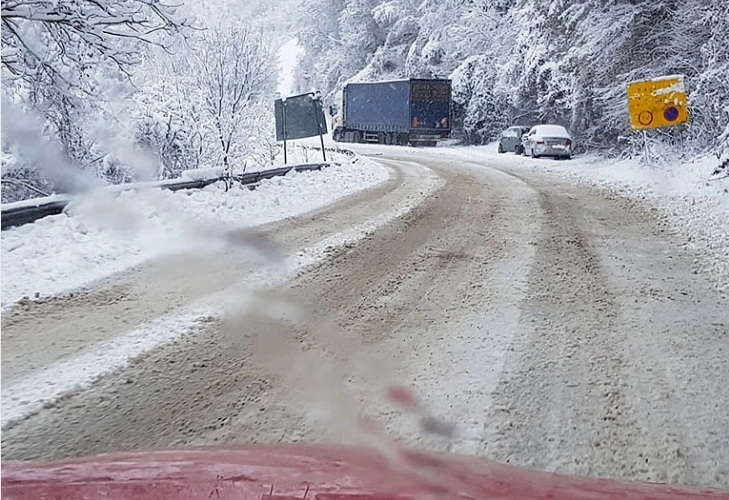 СНЕГОТ БЛОКИРА ПАТИШТА: Затворен за сообраќај на камиони е патот од Гостивар преку Стража за Кичево и Маврово кон Дебар