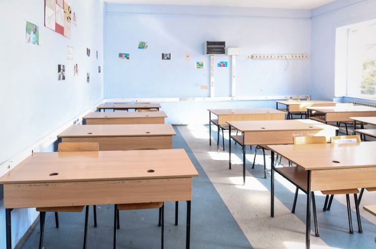 МАСОВНО ИСЕЛУВАЊЕ: Се празнат училиштата во Тетово и Гостивар – над 350 ученици побарале исписници