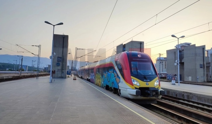 МАКЕДОНСКИ ЖЕЛЕЗНИЦИ: Возот се расипал и утрово не тргнал од Велес за Скопје, тоа предизвика револт кај патниците