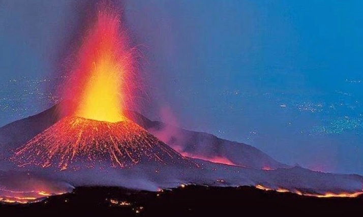 ЕРУПЦИЈА НА НАЈГОЛЕМИОТ ВО ЕВРОПА: Вулканот Етна на Сицилија синоќа исфрли жешка лава, но без големо исфрлање пепел
