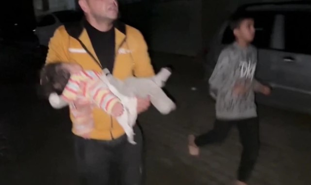 Со раце копале низ урнатините на Газа и извадиле живо бебе (ВИДЕО)