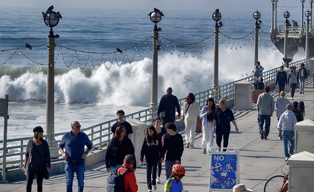 Огромни бранови носат сѐ пред себе во Калифорнија