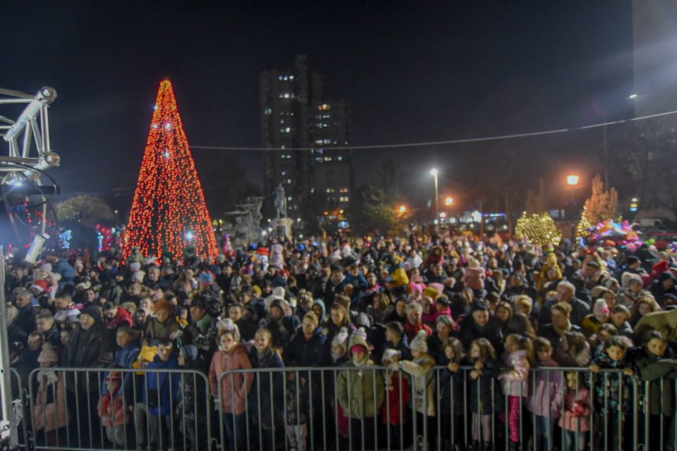 СТЕФКОВСКИ: Поделивме 3500 новогодишни пакетчиња на плоштадот во Автокоманда