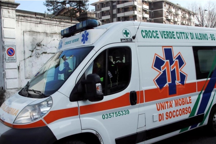 СООБРАЌАЈНА НЕСРЕЌА ВО ИТАЛИЈА: Загинаа тројца болничари и пациент во судир на амбулантно возило и автобус со деца