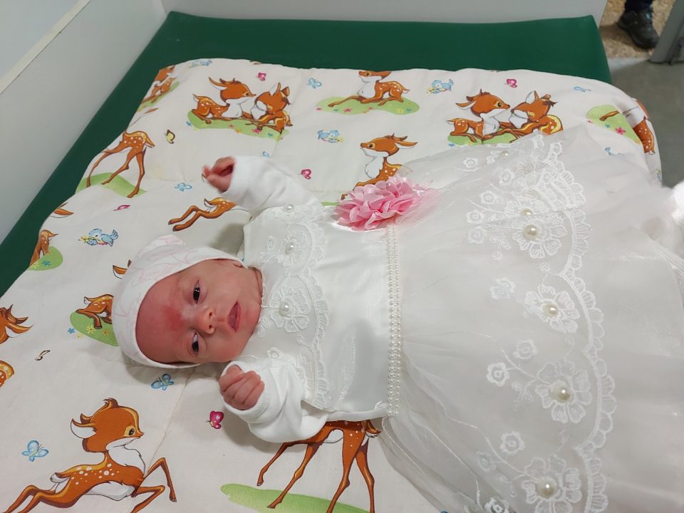 ГИНЕКОЛОШКА КЛИНИКА СКОПЈЕ: Анабела се роди со 600 грама и по 129 дена си замина кај мама, тато и дада, во Охрид, со 2.080 грама