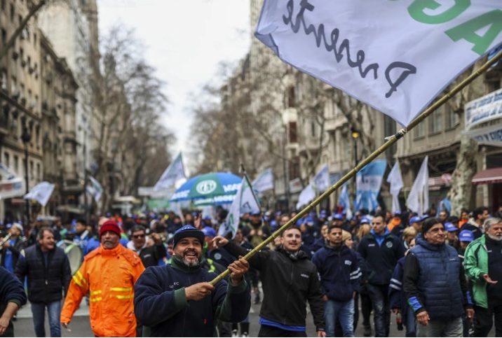 ПРОТЕСТИ ВО БУЕНОС АИРЕС: Илјадници Аргентици излегоа на улиците на демонстрации против мерките за штедење