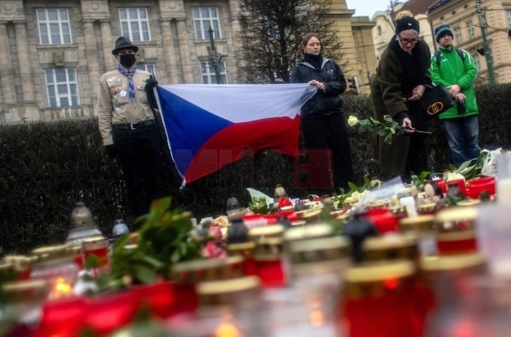 ДЕН НА ЖАЛОСТ ВО ЧЕШКА: Знамињата се на половина копје, а црковните ѕвона бијат за жртвите од масакрот во четвртокот