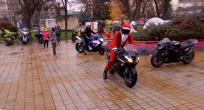 ДЕДО МРАЗ НА МОТОР: Моторџии од Куманово, Скопје и Свети Николе поделија слатки и новогодишни пакетчиња за децата