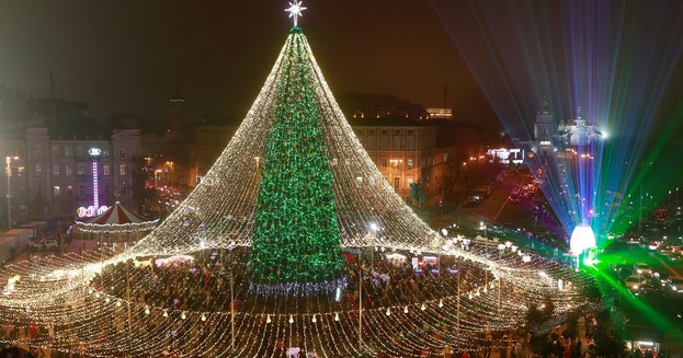 На плоштадот во Киев блесна елката, прв пат во историјата Божик ќе се слави на 25 декември