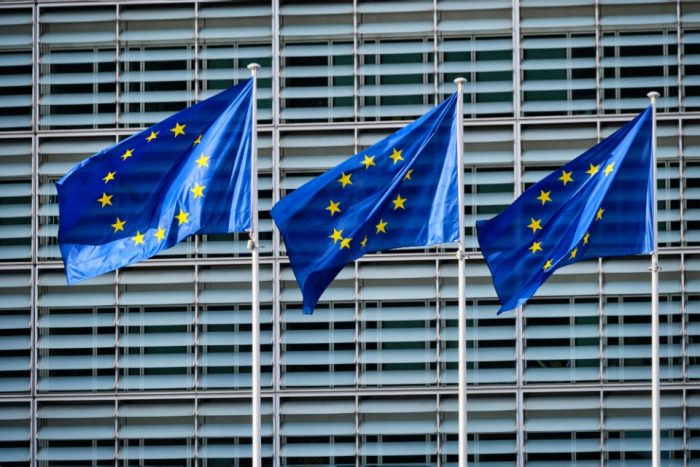 ЕУ ги осуди омразата и насилството во Србија и повика на избегнување ескалација