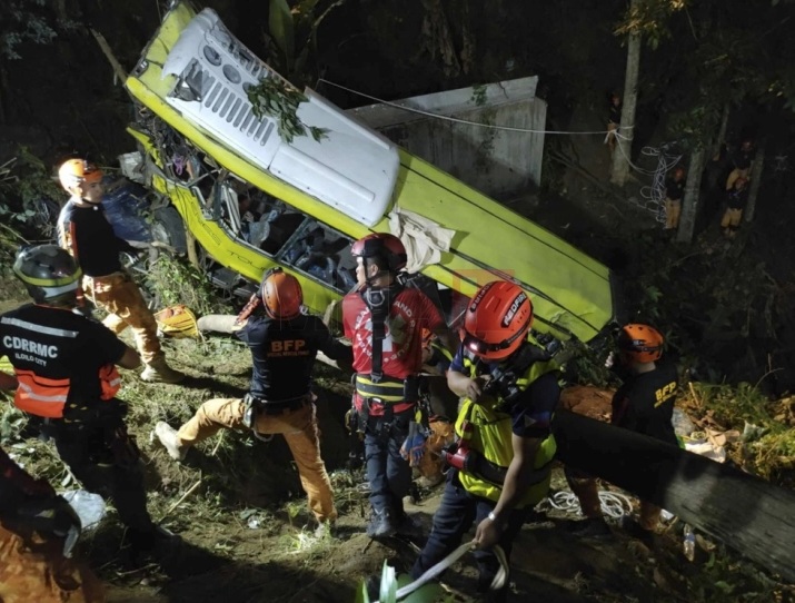 ТЕШКА АВТОБУСКА НЕСРЕЌА НА ФИЛИПИНИ: Загинаа најмалку 17 лица откако на автобусот му откажале кочниците и паднал во бездна