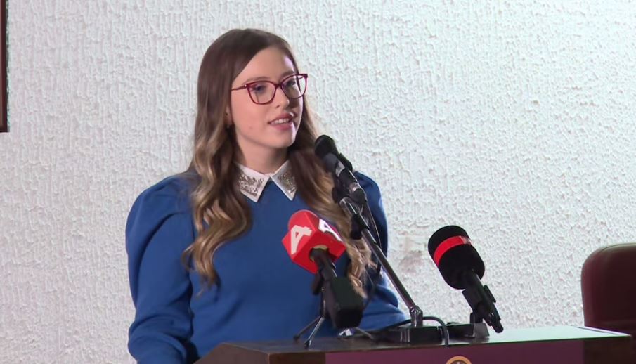 ОРАТОРСКА ВЕЧЕР ВО СКОПЈЕ: Студентката Лина Рангелова го освои второто место со говорот „зошто не за уставните измени“