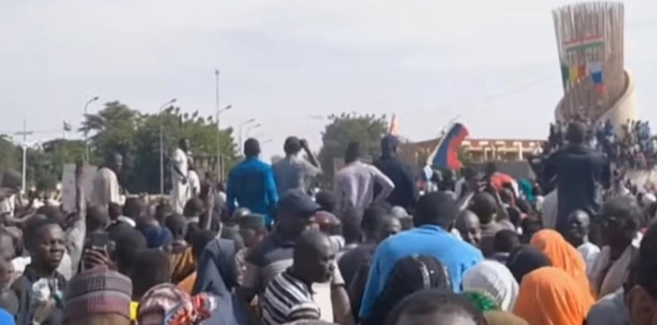 ФРАНЦУСКИ МЕДИУМИ: Илјадници луѓе во Нигер го прославија заминувањето на војската на Франција од оваа африканска земја