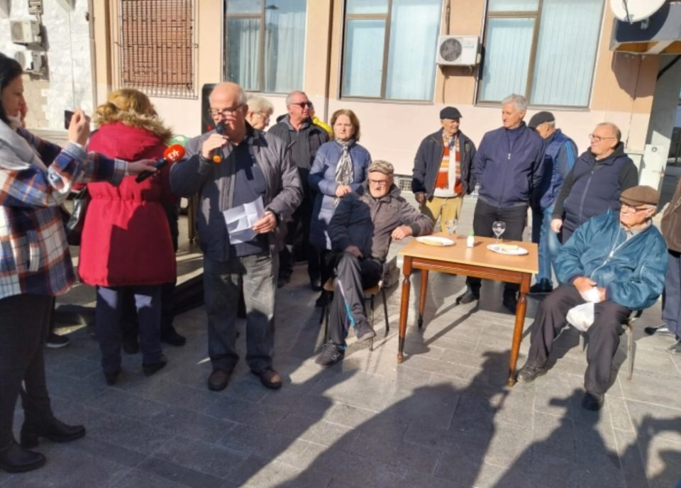 НОВОГОДИШНА ТРПЕЗА: Пензионерите на плоштадот во Штип „слават“ со леб, сол и пипер, без пензија и без бараните 5.000 денари