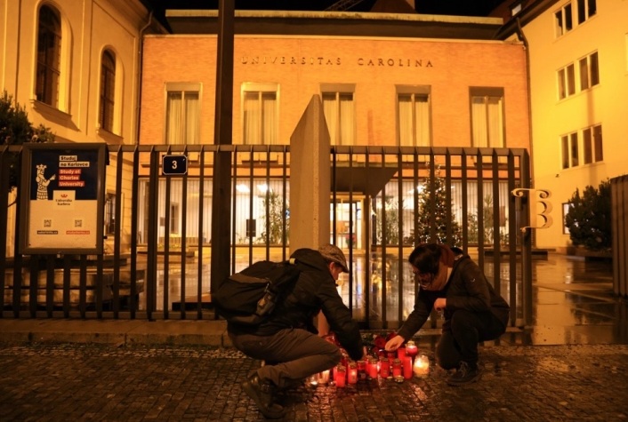 УТРЕ ДЕН НА ЖАЛОСТ ВО ЧЕШКА: Сочувство за жртвите од масакрот во Прага во кој загинаа најмалку 15 лица, а 24 се повредени
