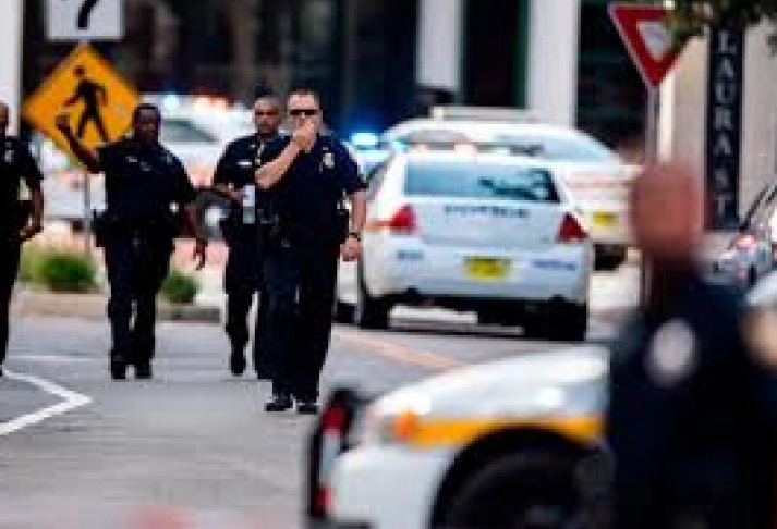 САД: Едно лице е убиено, а неколку се повредени во пукање во трговски центар на Флорида, напаѓачот го фрлил оружјето и побегнал