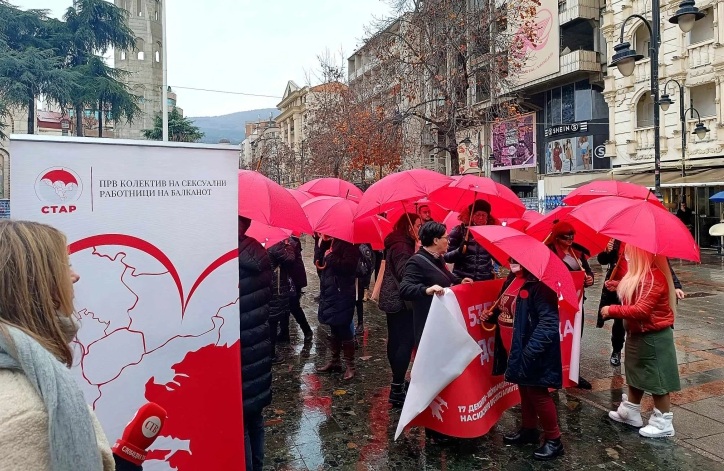 ДЕН НА СЕКСУАЛНИТЕ РАБОТНИЧКИ: Со марш со црвените чадори низ Скопје го одбележаа Меѓународниот ден 17 Декември